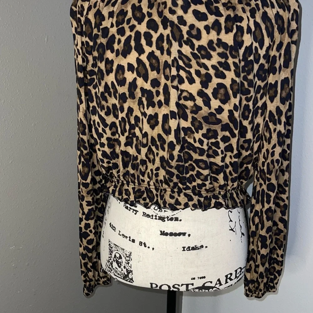 H & M Crop Top ends at waist Size Small wear on or off the shoulders - Picture 2 of 9